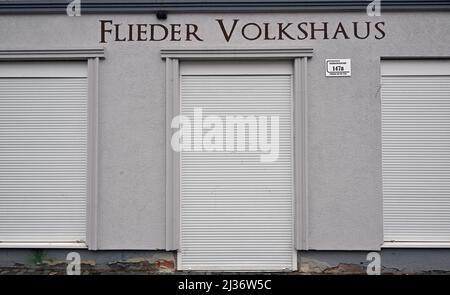 Eisenach, Deutschland. 06. April 2022. Die Fensterläden beim Flieder Volkshaus sind ausgefallen. Die Ermittler haben seit dem Morgen Maßnahmen gegen mutmaßliche Rechtsextremisten ergriffen. Vier Personen aus dem Umfeld einer Kampfkunstgruppe in Eisenach seien verhaftet worden, sagte eine Sprecherin der Bundesanwaltschaft in Karlsruhe am Mittwoch. Quelle: Martin Schutt/dpa/Alamy Live News Stockfoto