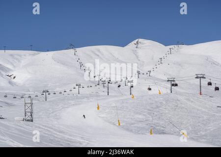 Verschneite Pisten im Skigebiet Gudauri, Georgien. Kaukasus Stockfoto