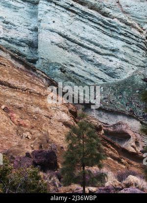 Gran Canaria, farbenfrohe, ungewöhnliche Felsformation Fuente de los Azulejos in der Gemeinde Mogan im Südwesten der Insel Stockfoto