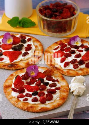 Kuchen mit Frischkäse und getrockneten Früchten. Tortas de aceite, typisch spanische Kuchen. Stockfoto