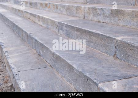 Alte Steinmarmor gepflasterte Treppe Detail Nahaufnahme Seitenansicht. Ermoupolis Stadt Syros Insel, Kykladen Griechenland. Stockfoto