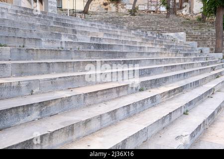 Alte Steinmarmor gepflasterte Treppe Detail Nahaufnahme Seitenansicht. Ermoupolis Stadt Syros Insel, Kykladen Griechenland. Stockfoto