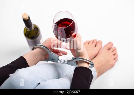 Das Konzept der weiblichen Alkoholabhängigkeit Stockfoto