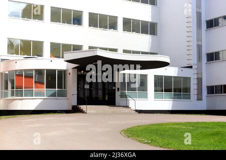 Eingang des Sanatorium Paimio, vom finnischen Architekten Alvar Aalto entworfen und 1933 fertiggestellt, an einem sonnigen Tag im Sommer. Paimio, Finnland. Juni 21, 2019. Stockfoto