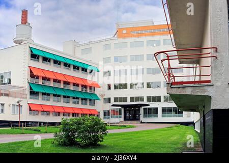 Blick auf den Eingang des Sanatoriums Paimio, entworfen vom finnischen Architekten Alvar Aalto und fertiggestellt 1933. Paimio, Finnland. 5. September 2020. Stockfoto