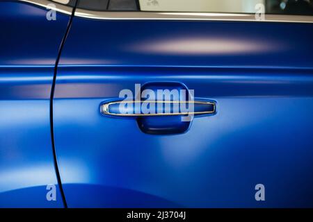 Knopf an der Tür des modernen blauen Autos Stockfoto