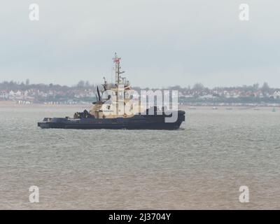 Sheerness, Kent, Großbritannien. 6. April 2022. UK Wetter: Ein trübes graues Morgen in Sheerness, Kent. Schlepper Svitzer Ganges. Kredit: James Bell/Alamy Live Nachrichten Stockfoto