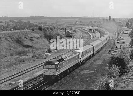 Eine Diesellokomotive der Baureihe 47 der Baureihe 47848 mit der E-Lokomotive der Baureihe 87 der Baureihe 87020 im Heck, die am 12.. Oktober 1991 in Wellingborough einen umgelengten Intercity-Dienst in Betrieb genommen hat. Stockfoto