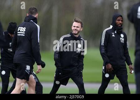 James Maddison (Mitte) von Leicester City während einer Trainingseinheit auf dem LCFC Training Ground, Leicester. Bilddatum: Mittwoch, 6. April 2022. Stockfoto