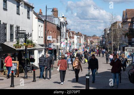 Stadtzentrum von Newbury, Blick auf die Northbrook Street, in der viele Menschen einkaufen, in der Stadt, in der Stadt, in der sich die englische Hauptstadt befindet Stockfoto