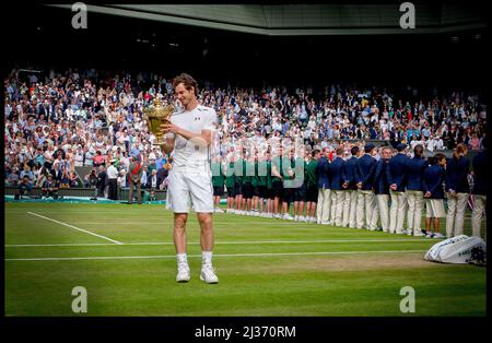 Bild ©lizenziert für Parsons Media. 10/07/2016. London, Großbritannien. Wimbledon Tennis Championships 2016-Tage Dreizehn. 10/07/2016. London, Großbritannien. Wimbledon Tennis Championships 2016-Tage Dreizehn. Andy Murray gewinnt das Herrenfinale auf dem Center Court gegen Milos Raonic bei den Wimbledon Tennis Championships 2016. Bild von Andrew Parsons / Parsons Media Stockfoto