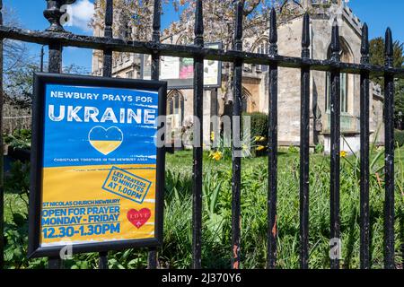 Hinweis vor einer Kirche über Newbury betet für die Ukraine, nach der russischen Invasion in der Ukraine im Jahr 2022, in der englischen Grafschaft, in Großbritannien Stockfoto