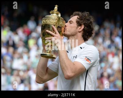 Bild ©lizenziert für Parsons Media. 10/07/2016. London, Großbritannien. Wimbledon Tennis Championships 2016-Tage Dreizehn. 10/07/2016. London, Großbritannien. Wimbledon Tennis Championships 2016-Tage Dreizehn. Andy Murray gewinnt das Herrenfinale auf dem Center Court gegen Milos Raonic bei den Wimbledon Tennis Championships 2016. Bild von Andrew Parsons / Parsons Media Stockfoto