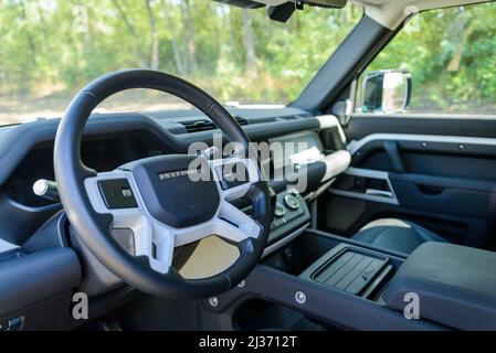 Russland, Oblast Rostovskaya, 2021. Juni 09: Das Lenkrad des Land Rover Defender ist ein Geländewagen-SUV mit Allradantrieb des britischen Automobilkonzerns Jag Stockfoto