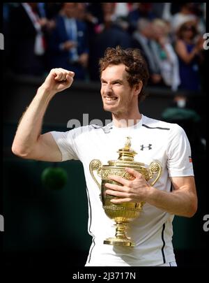 Bild ©lizenziert für Parsons Media. 10/07/2016. London, Großbritannien. Wimbledon Tennis Championships 2016-Tage Dreizehn. 10/07/2016. London, Großbritannien. Wimbledon Tennis Championships 2016-Tage Dreizehn. Andy Murray gewinnt das Herrenfinale auf dem Center Court gegen Milos Raonic bei den Wimbledon Tennis Championships 2016. Bild von Andrew Parsons / Parsons Media Stockfoto