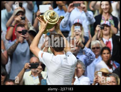 Bild ©lizenziert für Parsons Media. 10/07/2016. London, Großbritannien. Wimbledon Tennis Championships 2016-Tage Dreizehn. 10/07/2016. London, Großbritannien. Wimbledon Tennis Championships 2016-Tage Dreizehn. Andy Murray gewinnt das Herrenfinale auf dem Center Court gegen Milos Raonic bei den Wimbledon Tennis Championships 2016. Bild von Andrew Parsons / Parsons Media Stockfoto