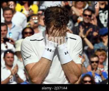 Bild ©lizenziert für Parsons Media. 10/07/2016. London, Großbritannien. Wimbledon Tennis Championships 2016-Tage Dreizehn. 10/07/2016. London, Großbritannien. Wimbledon Tennis Championships 2016-Tage dreizehn.Andy Murray gewinnt das Herrenfinale auf dem Center Court, gegen Milos Raonic bei den Wimbledon Tennis Championships 2016, Bild von Andrew Parsons / Parsons Media Stockfoto