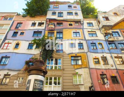 Das Hundertwasserhaus, Hundertwasserhaus, Mehrfamilienhaus in Wien, Österreich, bunte Fassade, von Architekt Friedensreich Hundertwasser Stockfoto
