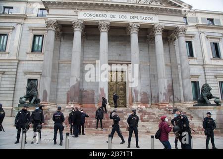 Madrid, Spanien. 06. April 2022. Die Fassade des Abgeordnetenkongresses in Madrid wurde aus Protest gegen die Klimakrise mit biologisch abbaubarem Kunstblut bemalt. (Foto von Fer Capdepon Arroyo/Pacific Press) Quelle: Pacific Press Media Production Corp./Alamy Live News Stockfoto