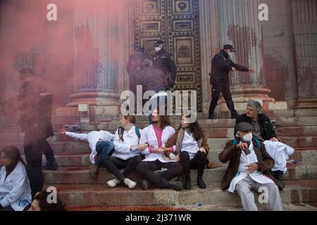 Madrid, Spanien. 06. April 2022. Aktivisten des internationalen Kollektivs "Rebellion and Extinction Rebellion" füllen die façade des Abgeordnetenkongresses in Madrid mit biologisch abbaubarem gefälschtem Blut gegen die Klimakrise. (Foto von Fer Capdepon Arroyo/Pacific Press) Quelle: Pacific Press Media Production Corp./Alamy Live News Stockfoto