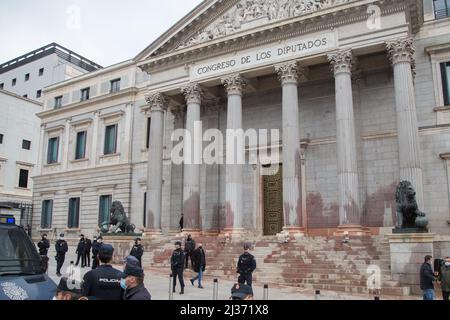 Madrid, Spanien. 06. April 2022. Die Fassade des Abgeordnetenkongresses in Madrid wurde aus Protest gegen die Klimakrise mit biologisch abbaubarem Kunstblut bemalt. (Foto von Fer Capdepon Arroyo/Pacific Press) Quelle: Pacific Press Media Production Corp./Alamy Live News Stockfoto