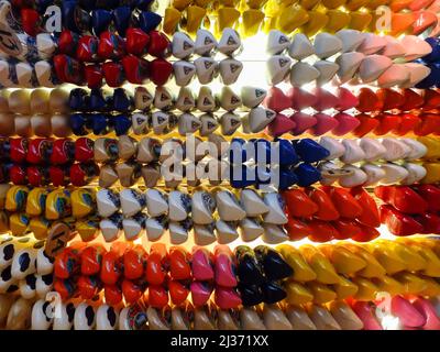 Amsterdam, Niederlande - März 12 2012: Reihen von bunten Clogs, die im Laden an der Decke hängen, viele Clogs-Paare, Holzschuhe, holländische Schuhe Stockfoto