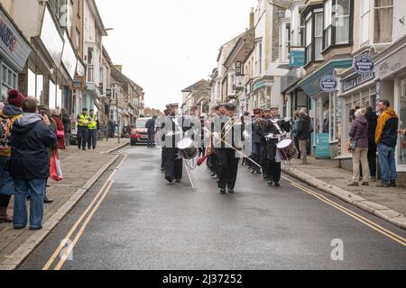 Freedom Parade in Helston Cornwall, RNAS Culdrose Navy Personal bilden sich gegen 10am und marschieren die Meneage Street hinunter zur Guildhall, wo der Bürgermeister und Kapitän von Culdrose die Wache inspizieren. Der Kaplan des Bürgermeisters führt Gebete, der Bürgermeister spricht an die Parade und dann antwortet der Kapitän der RNAS Culdrose. Die Parade ist ein wichtiger Tag im Bürgerkalender, ebenso wie für die Menschen in der Stadt, von denen viele Verbindungen zum Luftstützpunkt haben. Alle sind herzlich eingeladen, dieses einzigartige und beeindruckende Spektakel zu sehen, Quelle: kathleen white/Alamy Live News Stockfoto