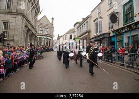 Freedom Parade in Helston Cornwall, RNAS Culdrose Navy Personal bilden sich gegen 10am und marschieren die Meneage Street hinunter zur Guildhall, wo der Bürgermeister und Kapitän von Culdrose die Wache inspizieren. Der Kaplan des Bürgermeisters führt Gebete, der Bürgermeister spricht an die Parade und dann antwortet der Kapitän der RNAS Culdrose. Die Parade ist ein wichtiger Tag im Bürgerkalender, ebenso wie für die Menschen in der Stadt, von denen viele Verbindungen zum Luftstützpunkt haben. Alle sind herzlich eingeladen, dieses einzigartige und beeindruckende Spektakel zu sehen, Quelle: kathleen white/Alamy Live News Stockfoto