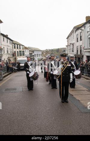 Freedom Parade in Helston Cornwall, RNAS Culdrose Navy Personal bilden sich gegen 10am und marschieren die Meneage Street hinunter zur Guildhall, wo der Bürgermeister und Kapitän von Culdrose die Wache inspizieren. Der Kaplan des Bürgermeisters führt Gebete, der Bürgermeister spricht an die Parade und dann antwortet der Kapitän der RNAS Culdrose. Die Parade ist ein wichtiger Tag im Bürgerkalender, ebenso wie für die Menschen in der Stadt, von denen viele Verbindungen zum Luftstützpunkt haben. Alle sind herzlich eingeladen, dieses einzigartige und beeindruckende Spektakel zu sehen, Quelle: kathleen white/Alamy Live News Stockfoto