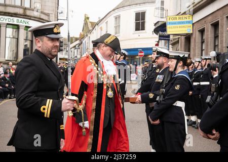 Freedom Parade in Helston Cornwall, RNAS Culdrose Navy Personal bilden sich gegen 10am und marschieren die Meneage Street hinunter zur Guildhall, wo der Bürgermeister und Kapitän von Culdrose die Wache inspizieren. Der Kaplan des Bürgermeisters führt Gebete, der Bürgermeister spricht an die Parade und dann antwortet der Kapitän der RNAS Culdrose. Die Parade ist ein wichtiger Tag im Bürgerkalender, ebenso wie für die Menschen in der Stadt, von denen viele Verbindungen zum Luftstützpunkt haben. Alle sind herzlich eingeladen, dieses einzigartige und beeindruckende Spektakel zu sehen, Quelle: kathleen white/Alamy Live News Stockfoto