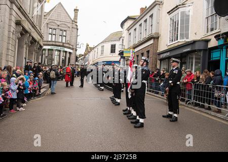 Freedom Parade in Helston Cornwall, RNAS Culdrose Navy Personal bilden sich gegen 10am und marschieren die Meneage Street hinunter zur Guildhall, wo der Bürgermeister und Kapitän von Culdrose die Wache inspizieren. Der Kaplan des Bürgermeisters führt Gebete, der Bürgermeister spricht an die Parade und dann antwortet der Kapitän der RNAS Culdrose. Die Parade ist ein wichtiger Tag im Bürgerkalender, ebenso wie für die Menschen in der Stadt, von denen viele Verbindungen zum Luftstützpunkt haben. Alle sind herzlich eingeladen, dieses einzigartige und beeindruckende Spektakel zu sehen, Quelle: kathleen white/Alamy Live News Stockfoto