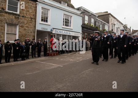 Freedom Parade in Helston Cornwall, RNAS Culdrose Navy Personal bilden sich gegen 10am und marschieren die Meneage Street hinunter zur Guildhall, wo der Bürgermeister und Kapitän von Culdrose die Wache inspizieren. Der Kaplan des Bürgermeisters führt Gebete, der Bürgermeister spricht an die Parade und dann antwortet der Kapitän der RNAS Culdrose. Die Parade ist ein wichtiger Tag im Bürgerkalender, ebenso wie für die Menschen in der Stadt, von denen viele Verbindungen zum Luftstützpunkt haben. Alle sind herzlich eingeladen, dieses einzigartige und beeindruckende Spektakel zu sehen, Quelle: kathleen white/Alamy Live News Stockfoto