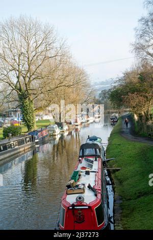 An einem kalten Wintertag in England vertäuten schmale Boote auf dem Peak Forest Canal zwischen Marple in Keshire und New Mills Derbyshire Stockfoto