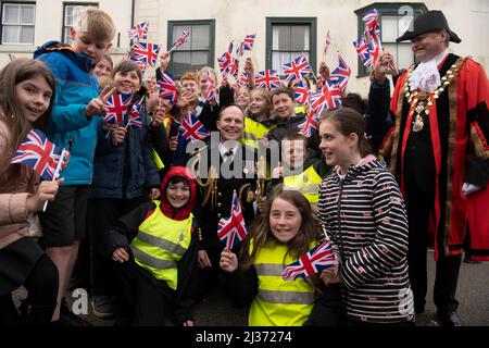 Freedom Parade in Helston Cornwall, RNAS Culdrose Navy Personal bilden sich gegen 10am und marschieren die Meneage Street hinunter zur Guildhall, wo der Bürgermeister und Kapitän von Culdrose die Wache inspizieren. Der Kaplan des Bürgermeisters führt Gebete, der Bürgermeister spricht an die Parade und dann antwortet der Kapitän der RNAS Culdrose. Die Parade ist ein wichtiger Tag im Bürgerkalender, ebenso wie für die Menschen in der Stadt, von denen viele Verbindungen zum Luftstützpunkt haben. Alle sind herzlich eingeladen, dieses einzigartige und beeindruckende Spektakel zu sehen, Quelle: kathleen white/Alamy Live News Stockfoto