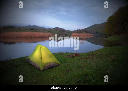 Beleuchtetes Zelt am Biviere See im Nebrodi Park am bewölkten Abend, Sizilien Stockfoto