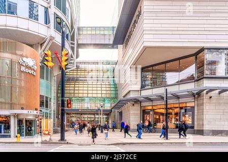 Yonge St. Eingang zum Fairview Cadillac Eaton Centre, das sich im Stadtzentrum der Hauptstadt der Provinz Ontario befindet. Stockfoto