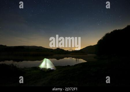 Sternennacht auf wildem Camp am See im Nebrodi Park, Sizilien Stockfoto