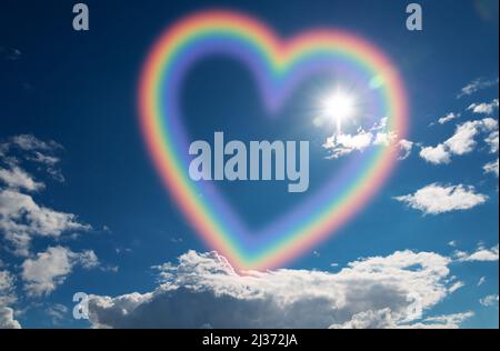 Herzform Regenbogen am Himmel. Stockfoto