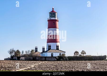 Rot-weiß gestreifter Leuchtturm in Happisburgh, East Norfolk, East Anglia, England, Großbritannien. Stockfoto