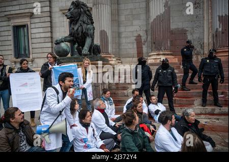 Madrid, Spanien. 06. April 2022. Klimaaktivisten der Wissenschaftlergruppe Rebellion werden vor dem Kongress der Abgeordneten protestiert. Aktivisten der Wissenschaftlichen Rebellion, die von der Extinction Rebellion Group unterstützt werden, haben einen Protest gegen den Kongress der Abgeordneten durchgeführt, der einen friedlichen Akt des Ungehorsams vollbrachte, um die Untätigkeit der Regierungen im Kampf gegen den Klimawandel zu verurteilen. Quelle: Marcos del Mazo/Alamy Live News Stockfoto