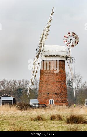 Horsey Windpump ist eine der größten Windpumpen auf den Norfolk Broads, die Struktur ist ein denkmalgeschütztes Gebäude der Klasse II. East Anglia, England, Großbritannien. Stockfoto