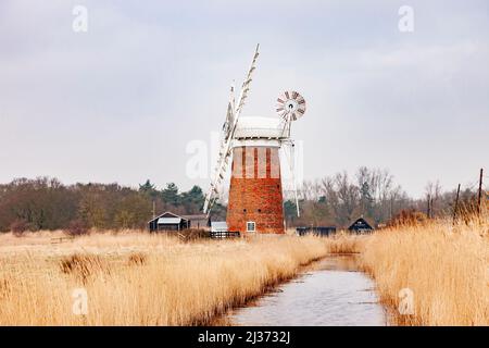 Horsey Windpump ist eine der größten Windpumpen auf den Norfolk Broads, die Struktur ist ein denkmalgeschütztes Gebäude der Klasse II. East Anglia, England, Großbritannien. Stockfoto