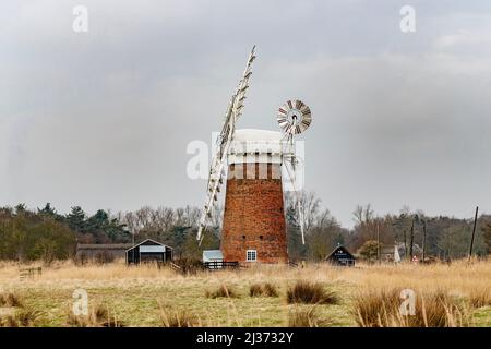 Horsey Windpump ist eine der größten Windpumpen auf den Norfolk Broads, die Struktur ist ein denkmalgeschütztes Gebäude der Klasse II. East Anglia, England, Großbritannien. Stockfoto