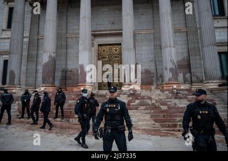 Madrid, Spanien. 06. April 2022. Polizeibeamte werden vor dem Abgeordnetenkongress nach einem Protest von Klimaaktivisten der Gruppe Scientists Rebellion gesehen. Aktivisten der Wissenschaftlichen Rebellion, die von der Extinction Rebellion Group unterstützt werden, haben einen Protest gegen den Kongress der Abgeordneten durchgeführt, der einen friedlichen Akt des Ungehorsams vollbrachte, um die Untätigkeit der Regierungen im Kampf gegen den Klimawandel zu verurteilen. Quelle: Marcos del Mazo/Alamy Live News Stockfoto