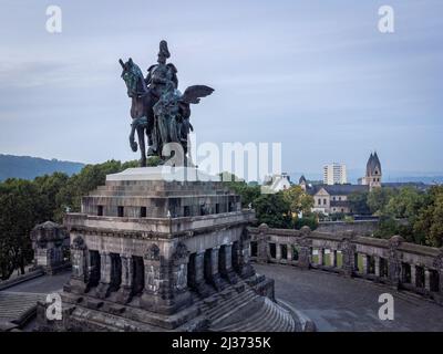 Blick auf die Kaiser-Wilhelm-Statue in Koblenz, Deutschland Stockfoto