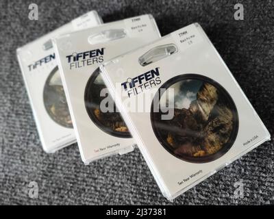 04.10.2021 Warschau, Polen. Drei gepackte Tiffen Promist Filter auf strukturiertem grauen Hintergrund. Hochwertige Fotos Stockfoto