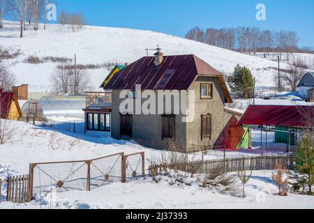 Kemerowo, Russland - März 13 2022: Kleines Landhaus in einem Gartenbauverein in der Nähe der Stadt Kemerowo, Kemerowo Region-Kusbass, Rus Stockfoto