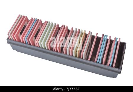 Alte Dias in einer Pappschachtel auf weißem Hintergrund Stockfoto