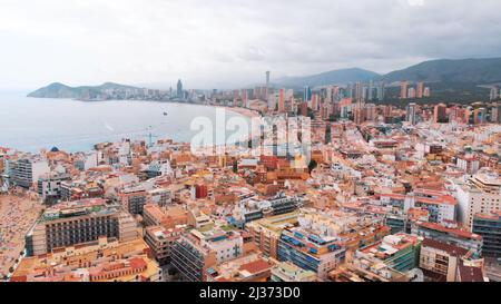2021.08.18 Benidorm, Spanien Seitenansicht der spanischen Stadt, ihrer Bucht und den Hügeln in der Ferne. Hochwertige Fotos Stockfoto