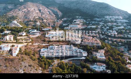 Benidorm, Spanien Blick auf die Berge Spaniens, mit vielen Steinhäusern und viel Grün. Hochwertige Fotos Stockfoto